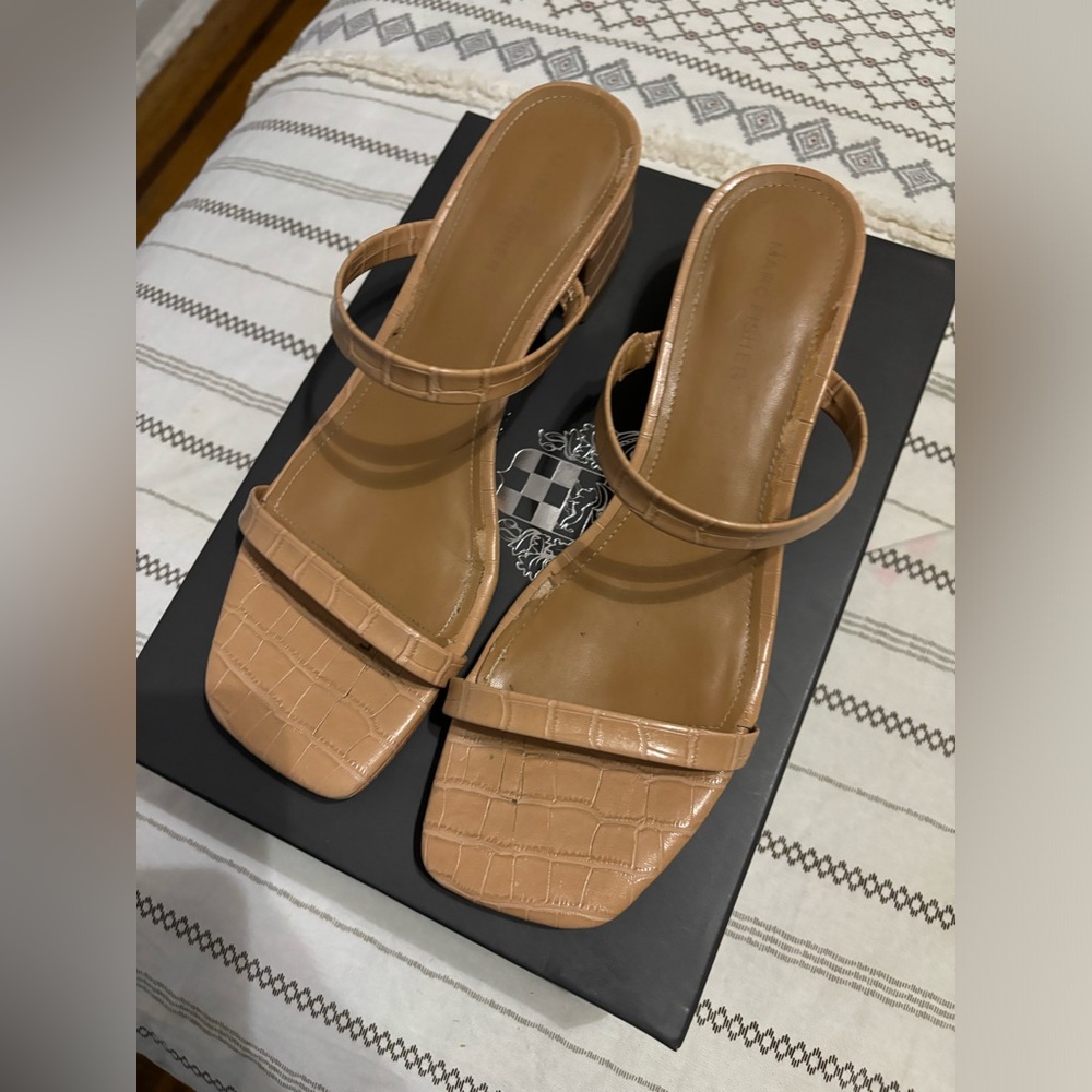 Marc Fisher square small heeled two strap nude croc leather sandal size 9 no box